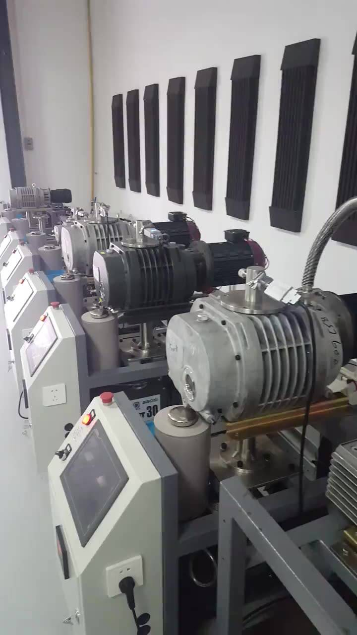 Насос Рутса в работе на производстве вид сбоку